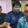 Tampang George Sugama, Anak Bos Toko Roti Penganiaya Pegawai, Saat Jumpa Pers