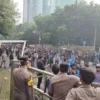 Demo Tangkap Harun Masiku Berakhir Ricuh, Gedung KPK Dirusak Massa