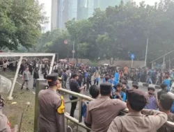 Demo Tangkap Harun Masiku Berakhir Ricuh, Gedung KPK Dirusak Massa