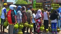 Antri beli gas lpg 3 kg